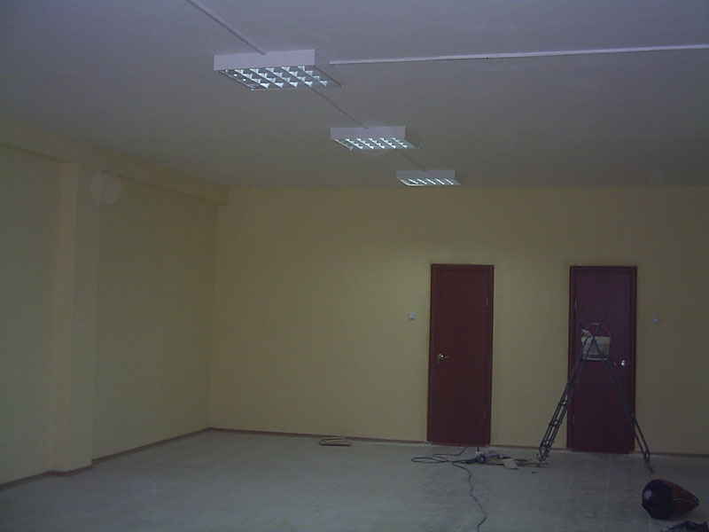 Выполнен монтаж силовых и осветительных сетей, СКС в здании административно-бытового блока